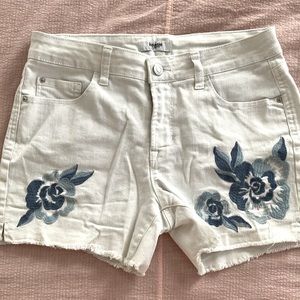 Kenzie Jeans embroidered white denim raw hem shorts Size 4/27
